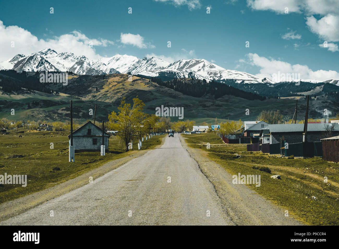 Dorf In Kasachstan Mit Tian Shan Gebirge Im Hintergrund Und Kleinen Strasse Im Vordergrund Kasachstan Zentralasien Stockfotografie Alamy