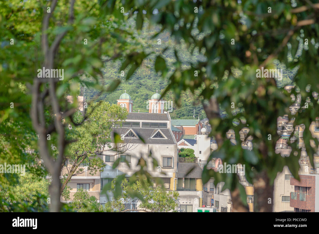 Nagasaki, Japan - 14 Jun 2018: Weit weg durch die Vegetation von urakami Kathedrale in Nagasaki, Japan. Stockfoto