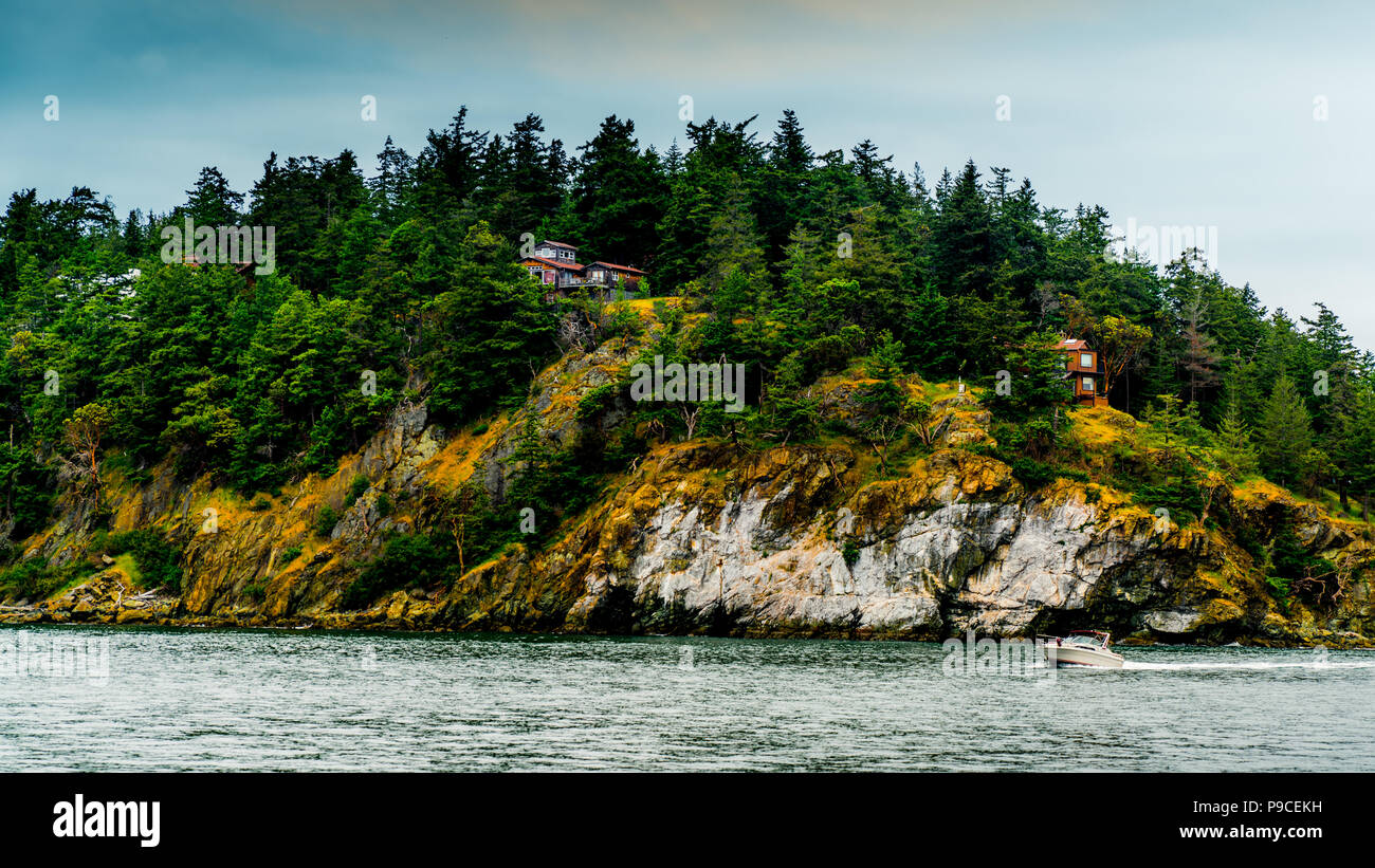 Haus auf einer Insel mit Treppen zum Meer. Der Evergreen Staat, Washington, USA. Stockfoto