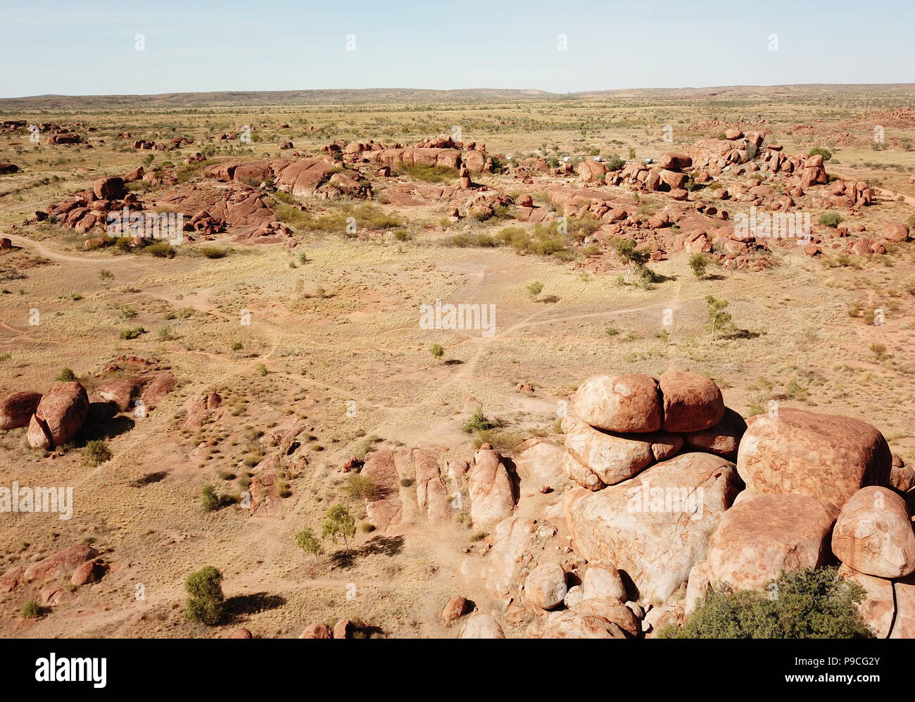 Massive Felsbrocken gebildet, die durch Erosion im Karlu Karlu, Devils Marbles Bereich des Outback (Northern Territory, Australien) Stockfoto