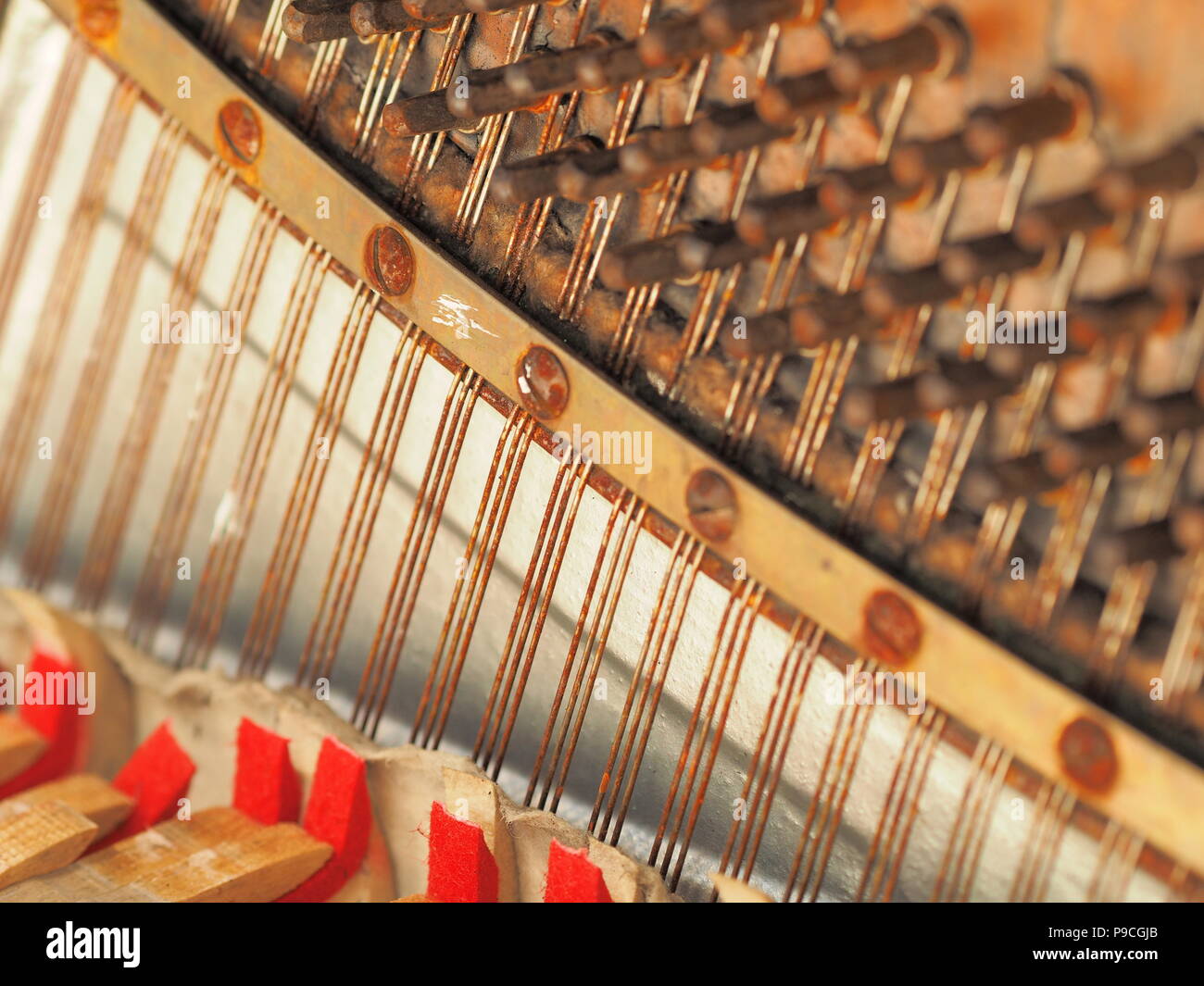 Streicher und Mechanik von einem verlassenen alten verwitterten Piano, Melbourne 2017 Stockfoto