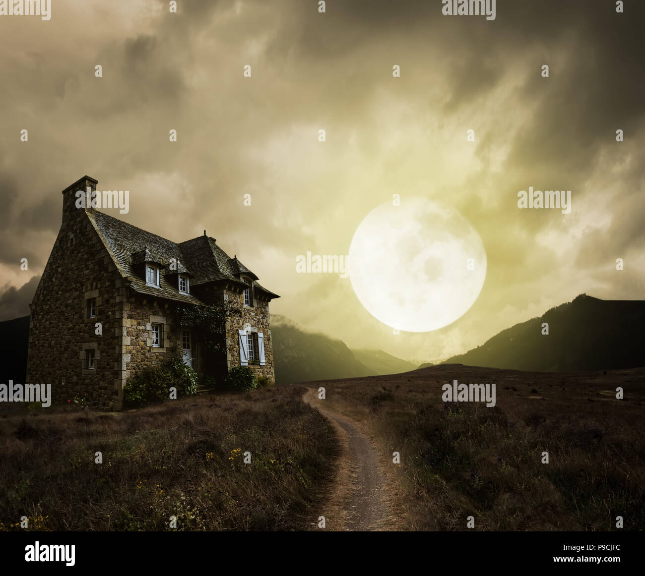 Apokalyptische Halloween Landschaft mit alten Haus und Mond Stockfoto