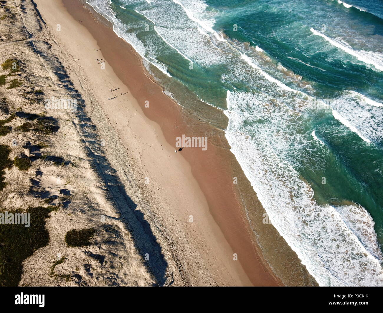 Ansicht von oben Luftbild aus fliegende Drohne von Schönheit der Natur Landschaft türkisfarbenes Wasser mit Wanda Strand im Winter Tag in Cronulla. Herrliche Meereslandschaft mit w Stockfoto