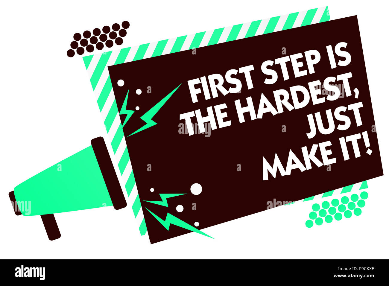 Wort schreiben Text erste Schritt ist der schwerste, aber mach es. Business Konzept für nicht auf endgültige Route Megaphon Lautsprecher grün gestreiften Rahmen geben Stockfoto