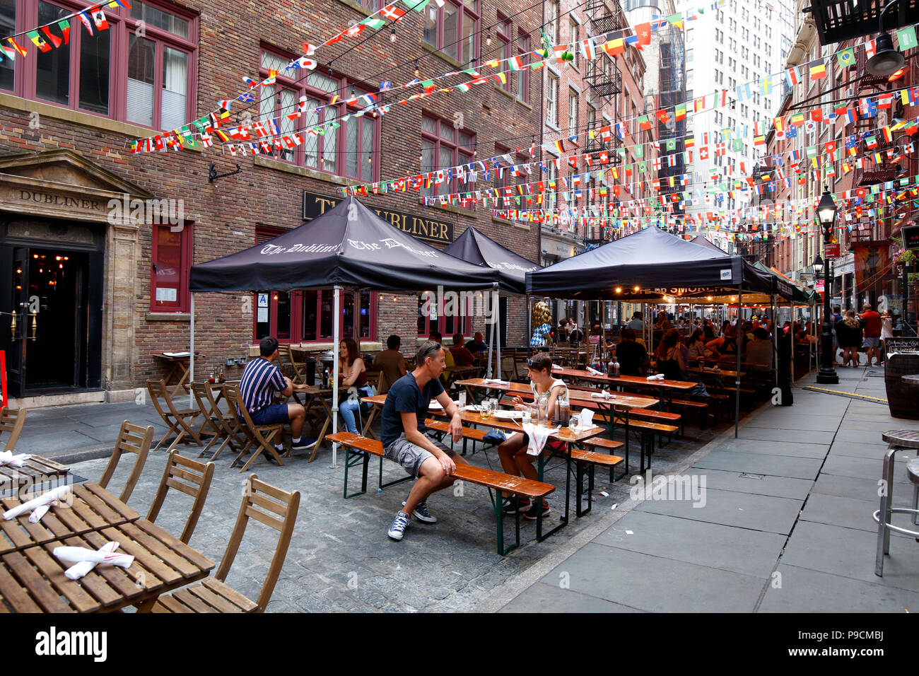 Picknicktische setup für Essen im Freien auf der Stone Street in Lower Manhattan, New York, NY. Stockfoto
