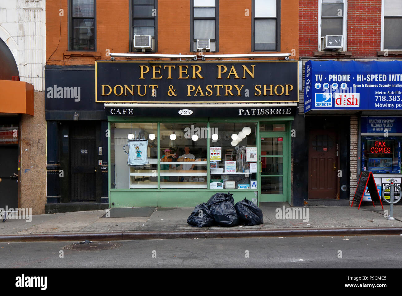 Peter Pan Donut Und Konditorei 727 Manhattan Avenue Brooklyn Ny Aussen Storefront Einer Donut Shop In Greenpoint Stockfotografie Alamy