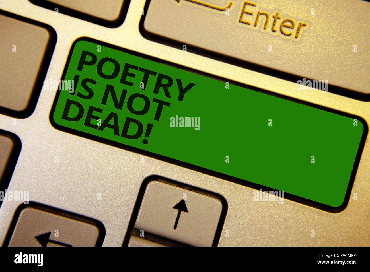 Wort schreiben Text Poesie ist nicht tot. Business Konzept für ästhetische und rhythmisches Schreiben ist immer noch lebendig und modern Computer lernen Software Programm ke Stockfoto Wort schreiben Text Poesie ist nicht tot. Business Konzept für ästhetische und rhythmisches Schreiben ist immer noch lebendig und modern Computer lernen Software Programm ke Stockfoto