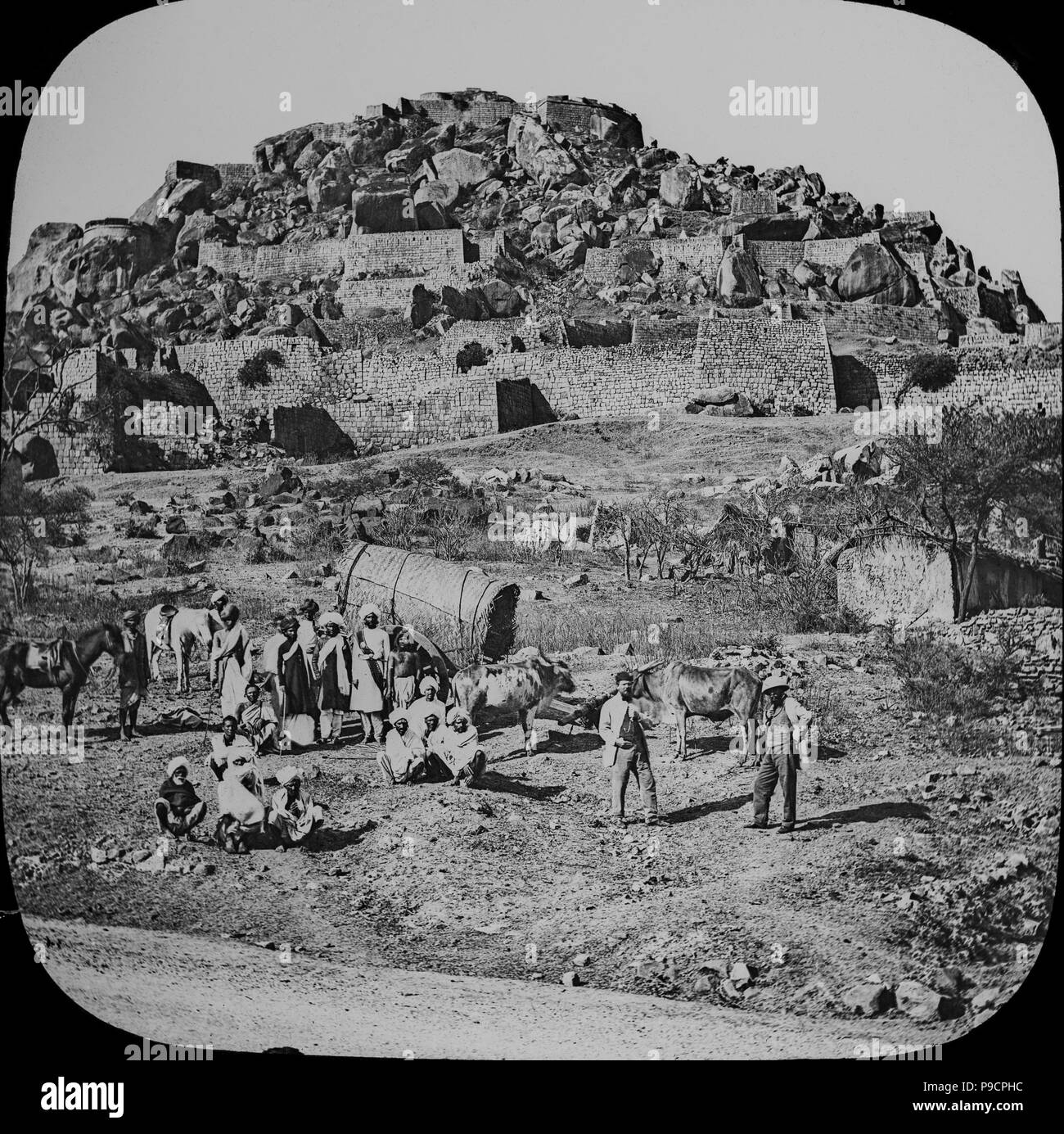 Ein spät-viktorianischen Foto, chitradurga Fort in Indien. Die Briten nannten Es Chitaldoorg, ist eine Festung, die erstreckt sich über mehrere Hügel und einen Peak mit Blick auf ein Tal im chitradurga Bezirk, Karnataka, Indien. Der Name des Fort Chitrakaldurga, was bedeutet "Malerische fort' in Kannada, ist der Namensgeber der Stadt Chitradurga und ihre administrative District. Das Fort wurde in mehreren Phasen zwischen dem 11. und 13. Jahrhundert durch die dynastische Herrscher der Region, darunter die Chalukyas und Hoysalas gebaut. Stockfoto