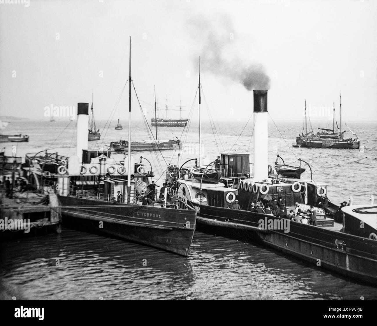 Aus dem späten 19. oder frühen 20. Jahrhundert Foto der Boote bei einem Pier in Liverpool, England. Stockfoto