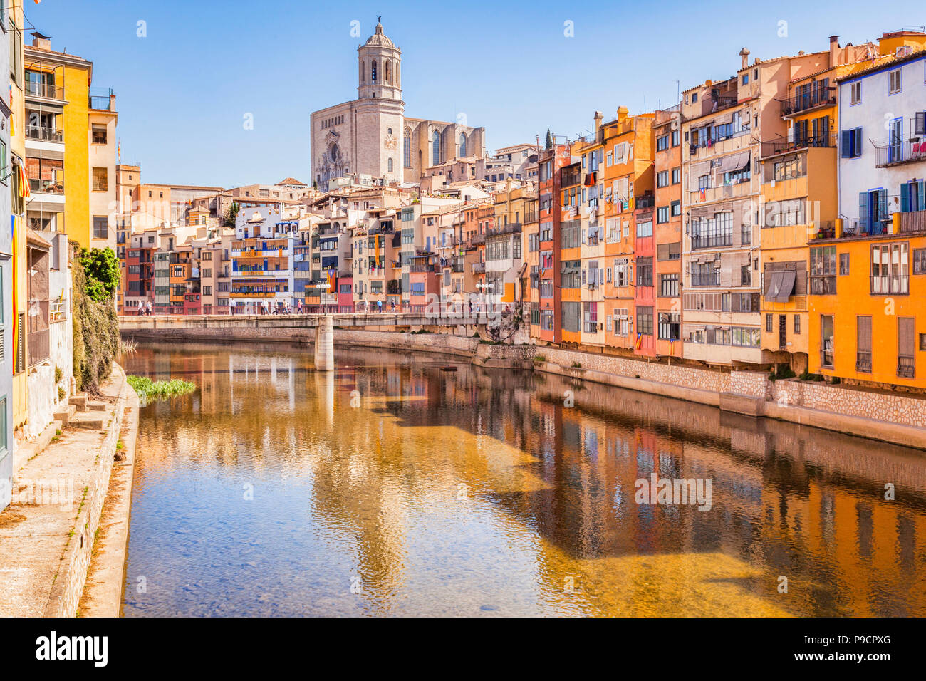 Mittelalterliche Häuser am Ufer des Flusses Onyar, und die Kathedrale der Heiligen Maria von Girona, Girona, Katalonien, Spanien. Stockfoto