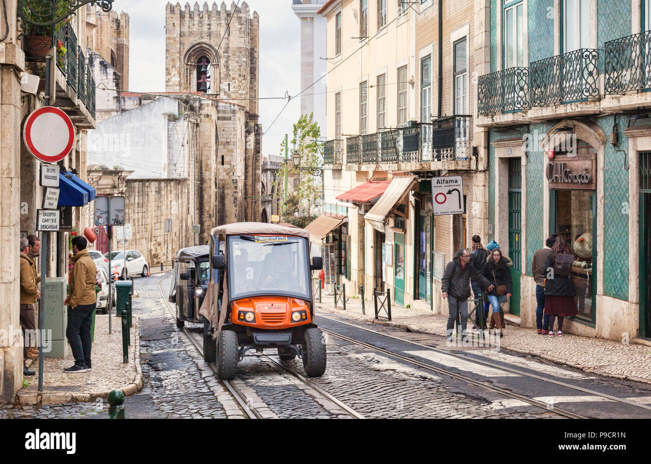 1. März 2018: Lissabon Portugal - 4 X 4 Tuk Tuk oder Quad auf den Straßen der Alfama. Stockfoto