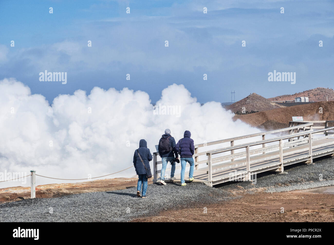 18. April 2018: Die Reykjanes Halbinsel, Island - Touristen am Gunnuhver Hot Springs. Stockfoto