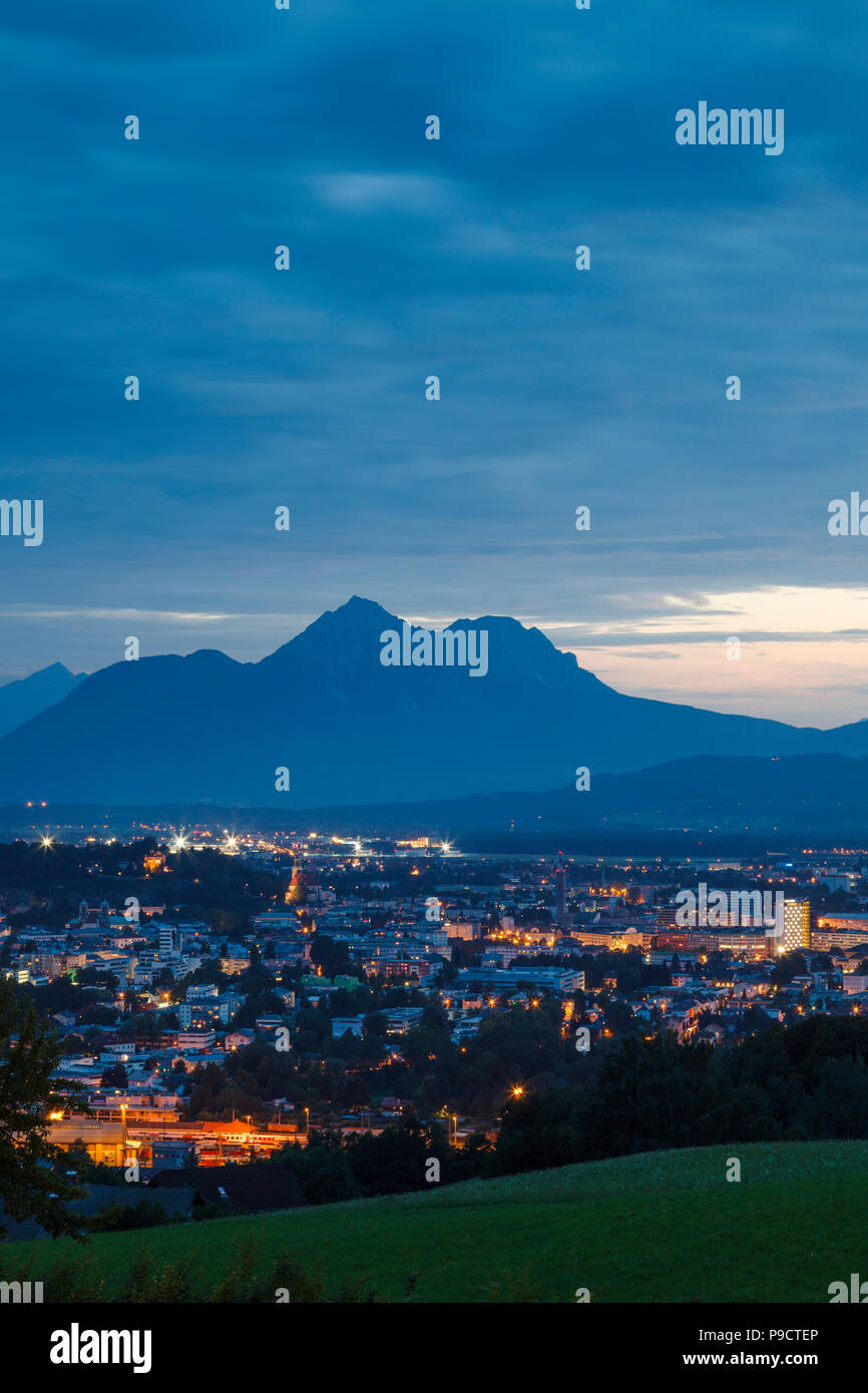 Blick über Salzburg, Österreich und die österreichischen Alpen, Europa bei Nacht Stockfoto