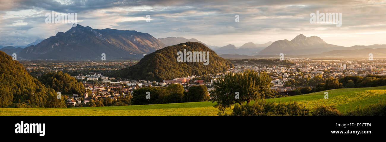 Panoramablick auf die Skyline der Stadt Salzburg, in den österreichischen Alpen, Österreich, Europa bei Sonnenuntergang Stockfoto