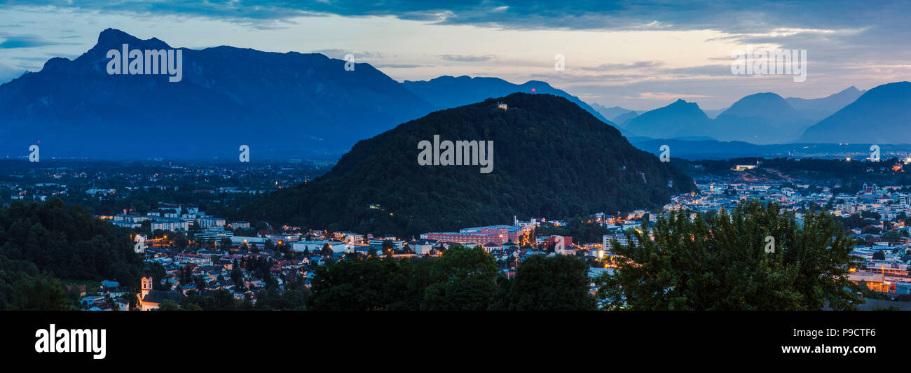 Panoramablick auf die Stadt Salzburg und den Kapuzinerberg, in den österreichischen Alpen, Österreich, Europa in der Dämmerung Stockfoto
