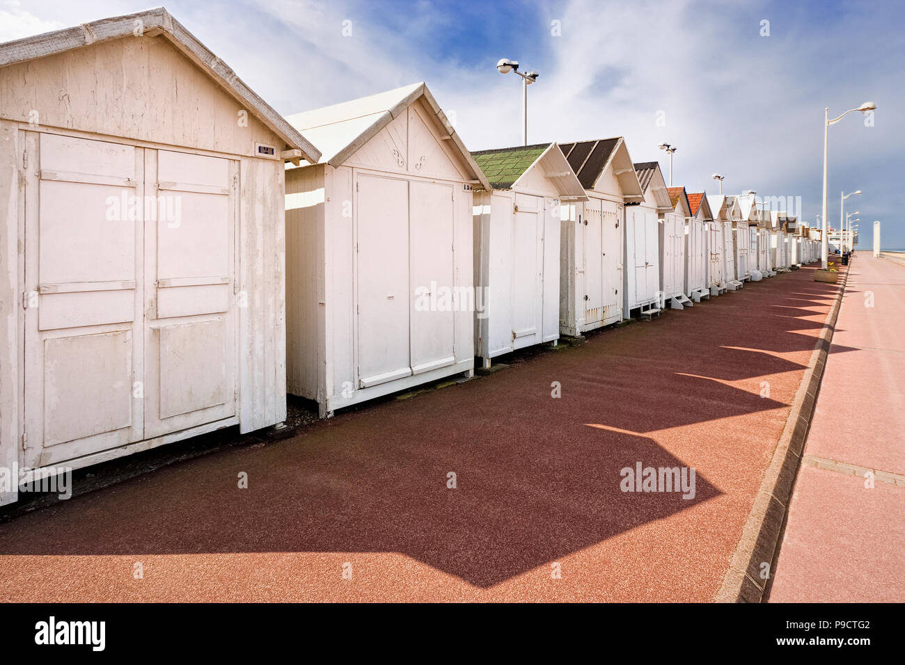 Baden Hütten oder Umkleidekabinen am Strand an der Promenade von Luc-sur-Mer, Normandie, Frankreich, Europa Stockfoto