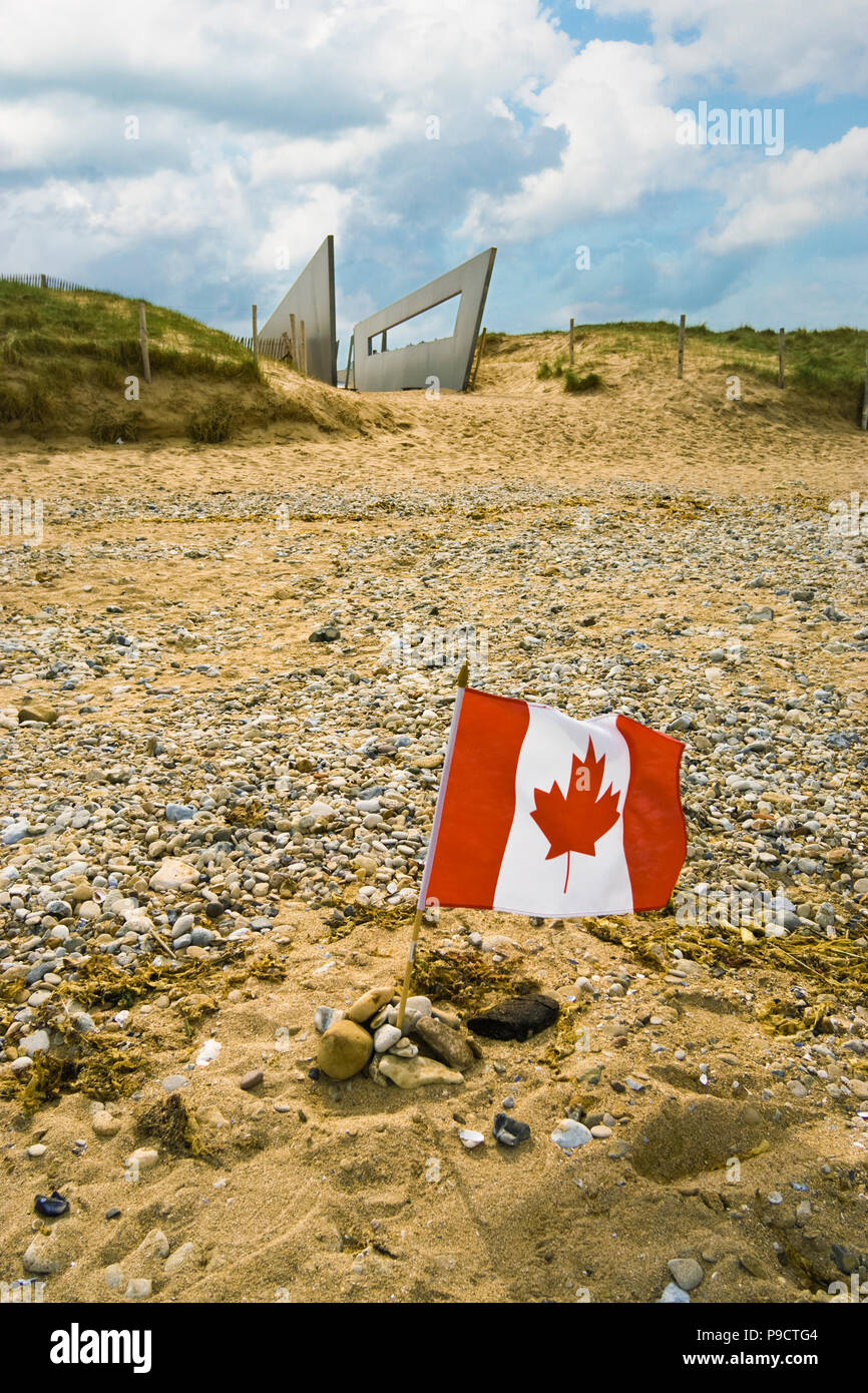 Kleinen kanadischen Flagge links in Erinnerung an Juno Beach, Courseulles-sur-Mer, Normandie, Frankreich, Europa Stockfoto