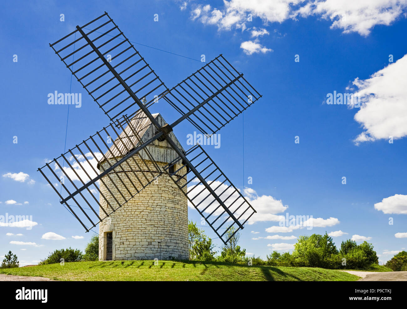 Traditionelle alte französische Windmühle, moulin a vent de Boisse, in der Region des südlichen Frankreich, Europa Stockfoto