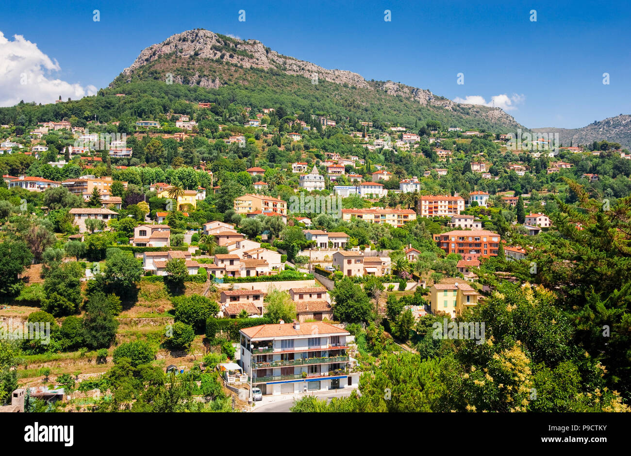 Luxus Häuser Villen am Hang mit Blick auf die Altstadt von Vence, Côte d'Azur, Südfrankreich, Europa Stockfoto