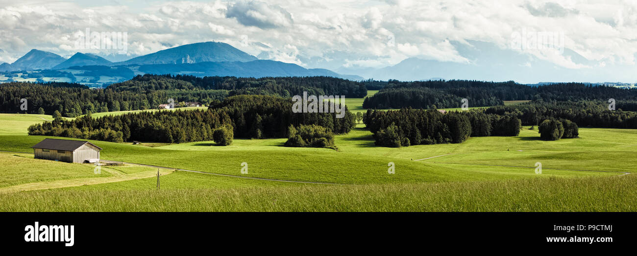 Panoramablick auf die österreichischen Alpen über sanfte Österreichischen Landschaft, Oberösterreich, Europa Stockfoto