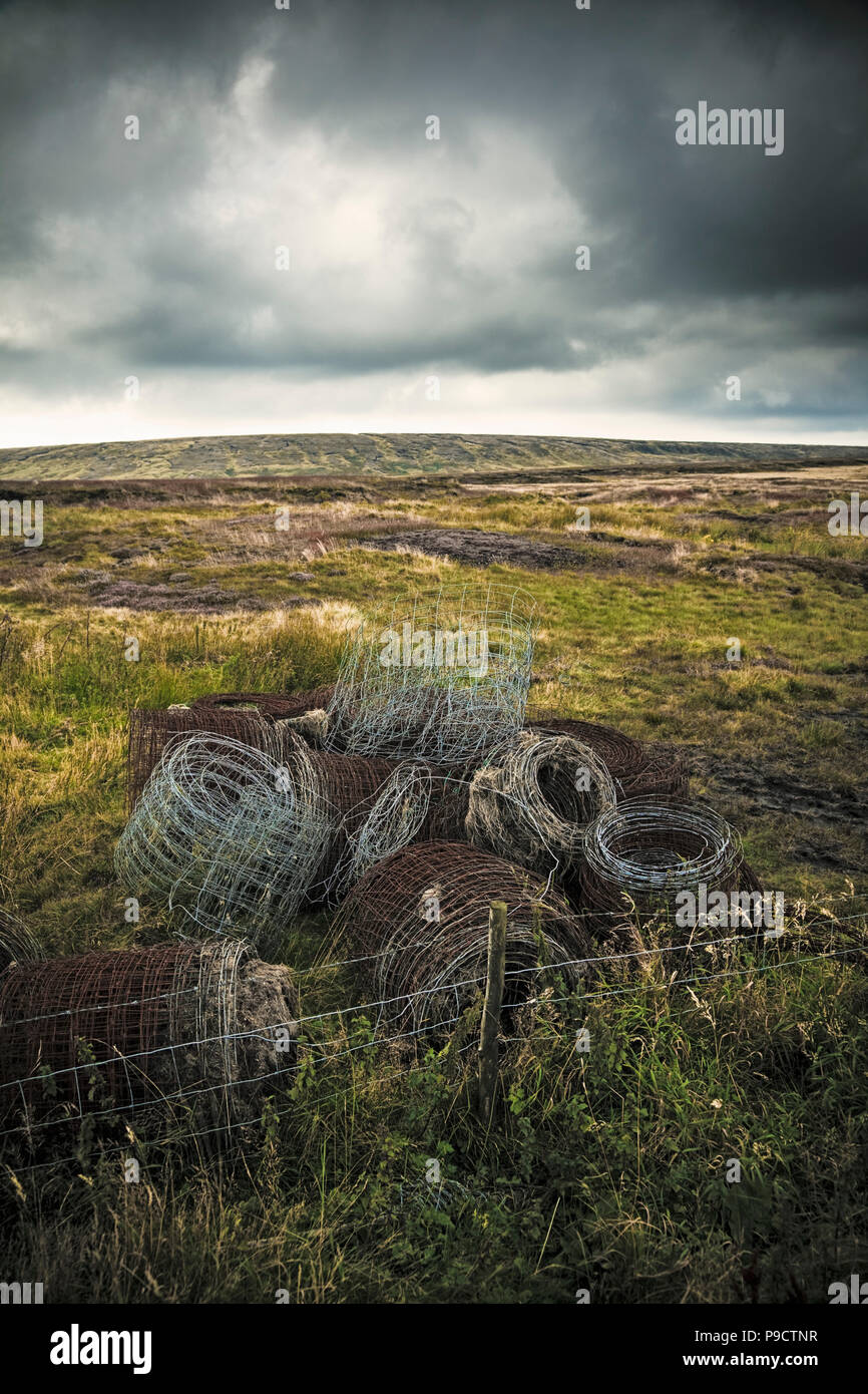 Stapel von alten Rollen und Rosten von Eisen fechten auf der Yorkshire Moors, England, Großbritannien Stockfoto