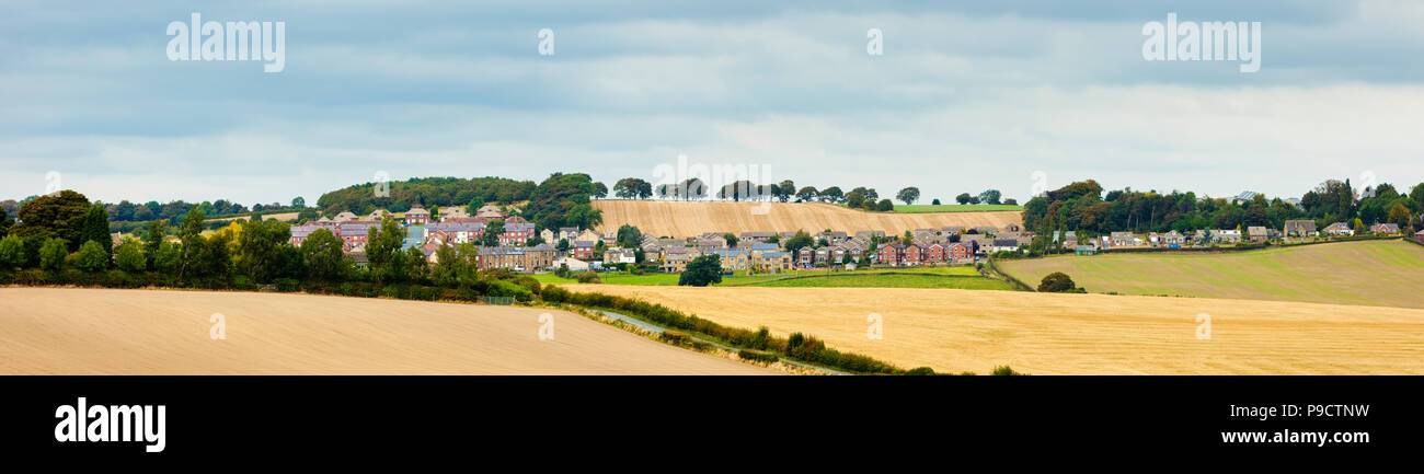 Ländliche moderne Wohnsiedlung in der hügeligen Landschaft von West Yorkshire, England, UK Stockfoto