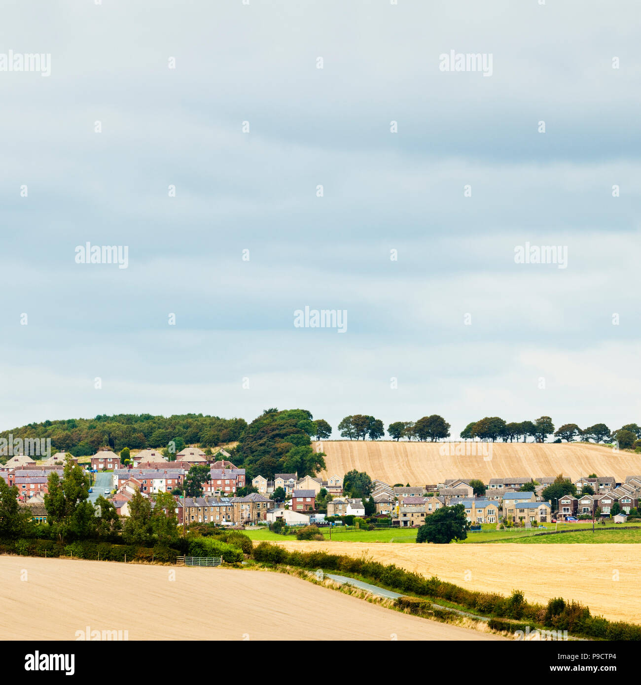 Modernes Gehäuse Entwicklung in den sanften Hügeln der englischen Landschaft, West Yorkshire, England, Großbritannien Stockfoto