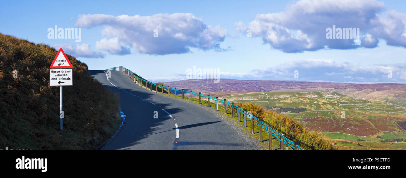 Erhöhte Landstrasse ein Warnzeichen für ein Vieh grid voran in den Yorkshire Dales National Park, England, Großbritannien Stockfoto