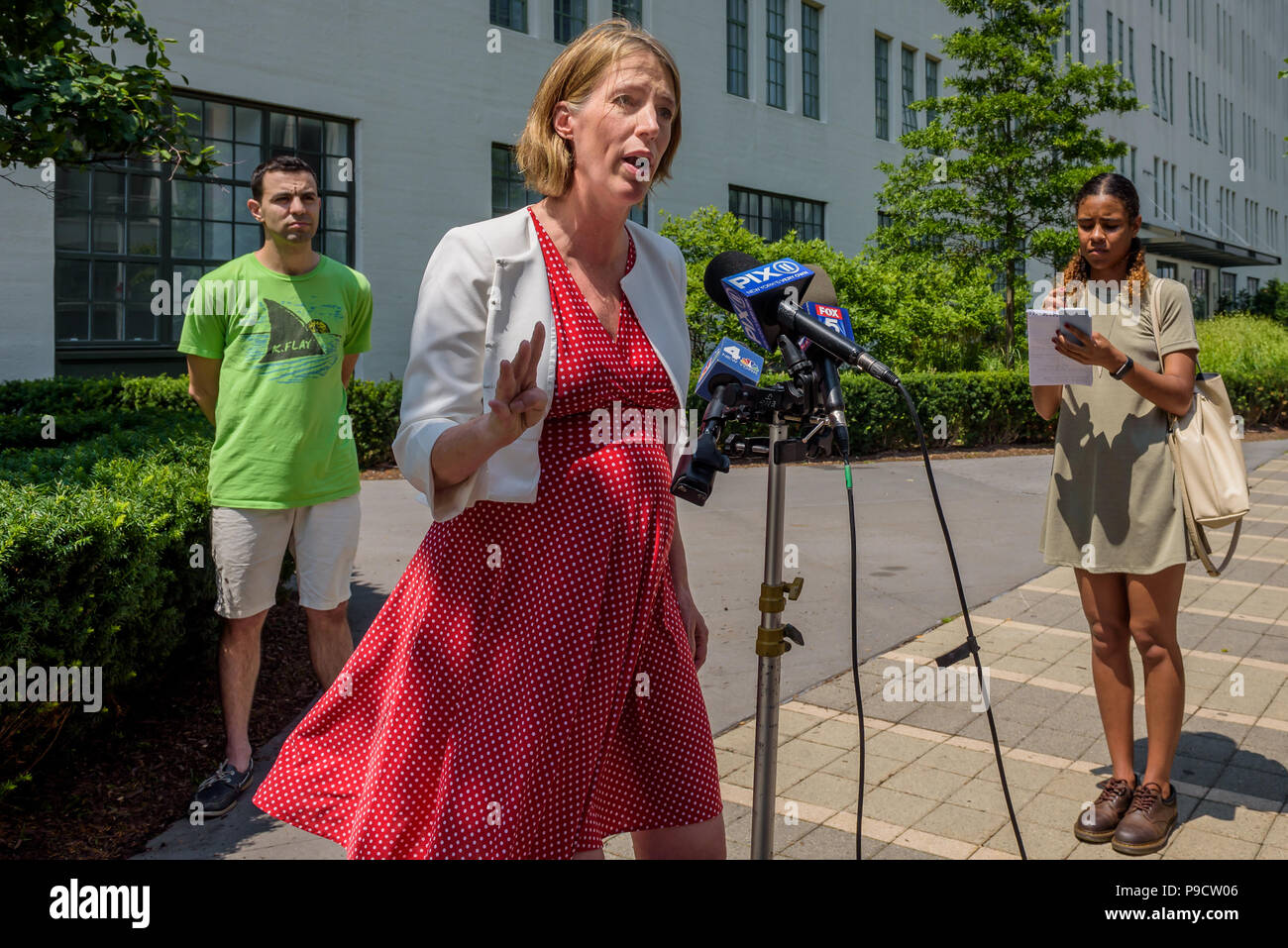 Brooklyn, Vereinigte Staaten. 16. Juli 2018. Zephyr Teachout, Kandidat für NYS Attorney General präsentierte ihre Vermieter/Mieter Plattform außerhalb Austin Nichols Haus in Williamsburg am 16. Juli 2018, als Antwort auf die Nachrichten berichtet, dass 19 Mieter klagen Kushner Cos, für Sie belästigende aus ihren Wohnungen mieten, stabilisiert, indem Kinder krebserregende Stoffe und die anderen Kandidaten für Attorney General namens Immobilien Geld abzulehnen. Credit: Erik McGregor/Pacific Press/Alamy leben Nachrichten Stockfoto