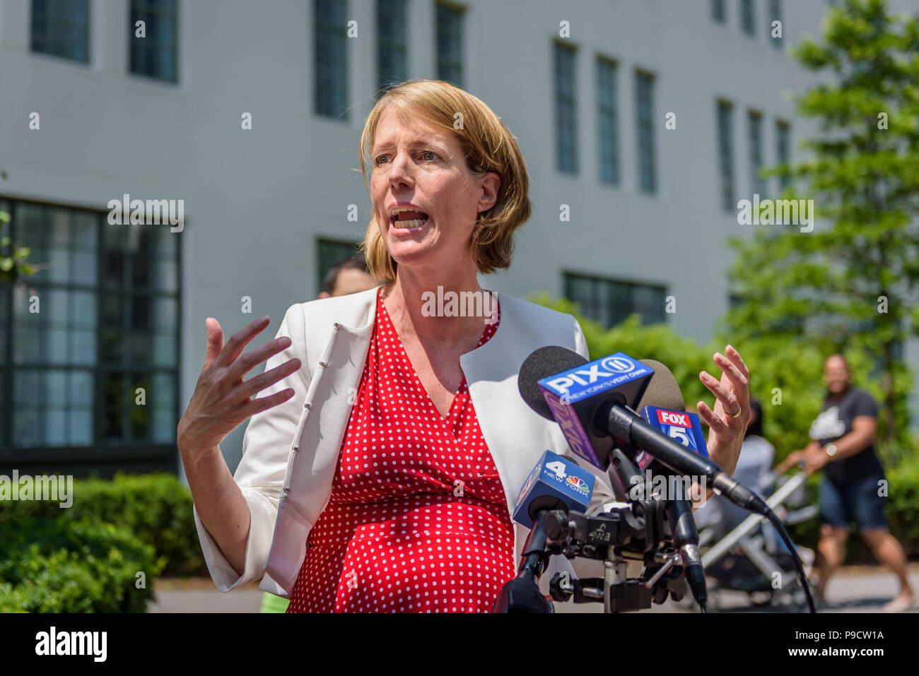 Brooklyn, Vereinigte Staaten. 16. Juli 2018. Zephyr Teachout, Kandidat für NYS Attorney General präsentierte ihre Vermieter/Mieter Plattform außerhalb Austin Nichols Haus in Williamsburg am 16. Juli 2018, als Antwort auf die Nachrichten berichtet, dass 19 Mieter klagen Kushner Cos, für Sie belästigende aus ihren Wohnungen mieten, stabilisiert, indem Kinder krebserregende Stoffe und die anderen Kandidaten für Attorney General namens Immobilien Geld abzulehnen. Credit: Erik McGregor/Pacific Press/Alamy leben Nachrichten Stockfoto