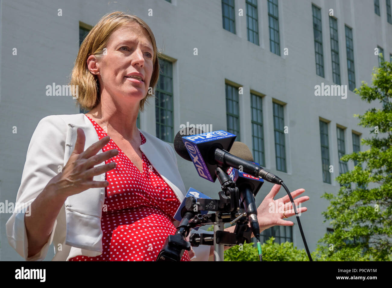 Brooklyn, Vereinigte Staaten. 16. Juli 2018. Zephyr Teachout, Kandidat für NYS Attorney General präsentierte ihre Vermieter/Mieter Plattform außerhalb Austin Nichols Haus in Williamsburg am 16. Juli 2018, als Antwort auf die Nachrichten berichtet, dass 19 Mieter klagen Kushner Cos, für Sie belästigende aus ihren Wohnungen mieten, stabilisiert, indem Kinder krebserregende Stoffe und die anderen Kandidaten für Attorney General namens Immobilien Geld abzulehnen. Credit: Erik McGregor/Pacific Press/Alamy leben Nachrichten Stockfoto