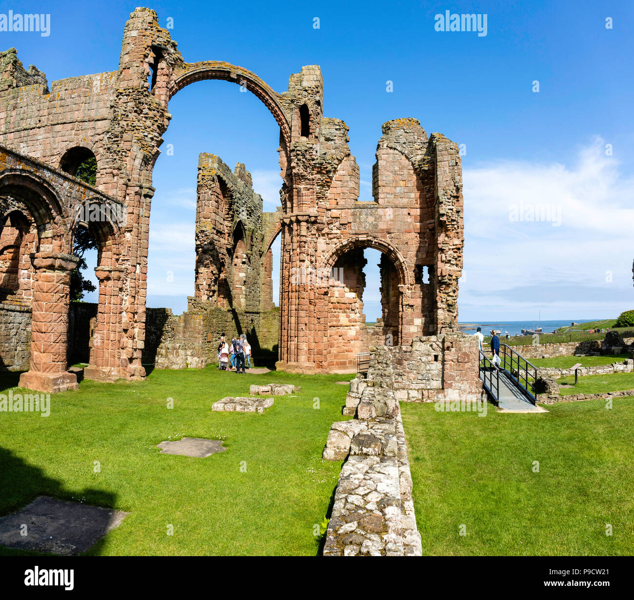 Die Überreste der berühmten Kloster. Die heilige Insel von Lindisfarne, auch einfach als heilige Insel bekannt Stockfoto