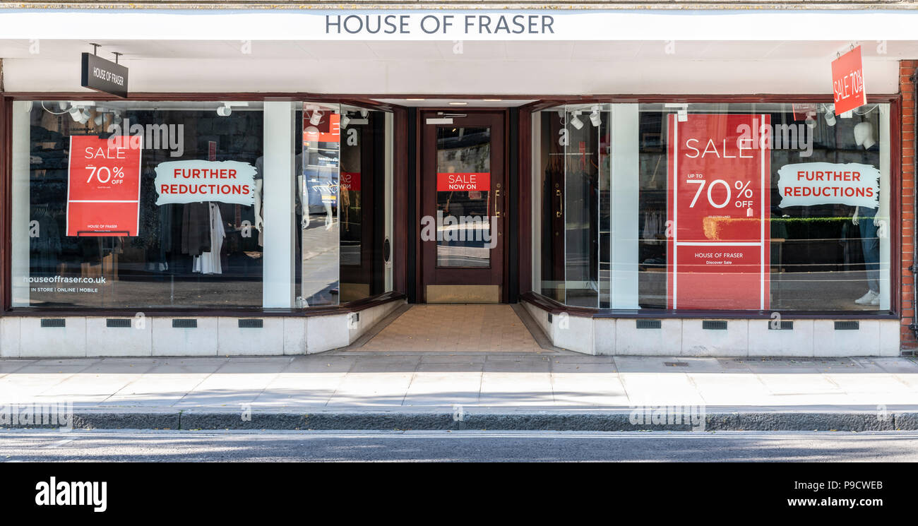 House of Fraser Ladenfront und Verkaufsposter Chichester Stockfoto