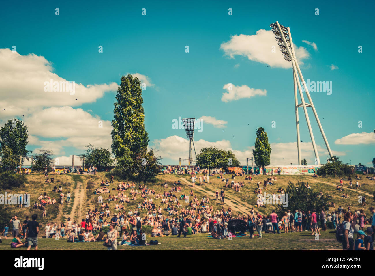 Menschen im Park verschwommen - Viele Menschen in überfüllten Park (Mauerpark) auf einer sonnigen Sommer Sonntag in Berlin - Stockfoto