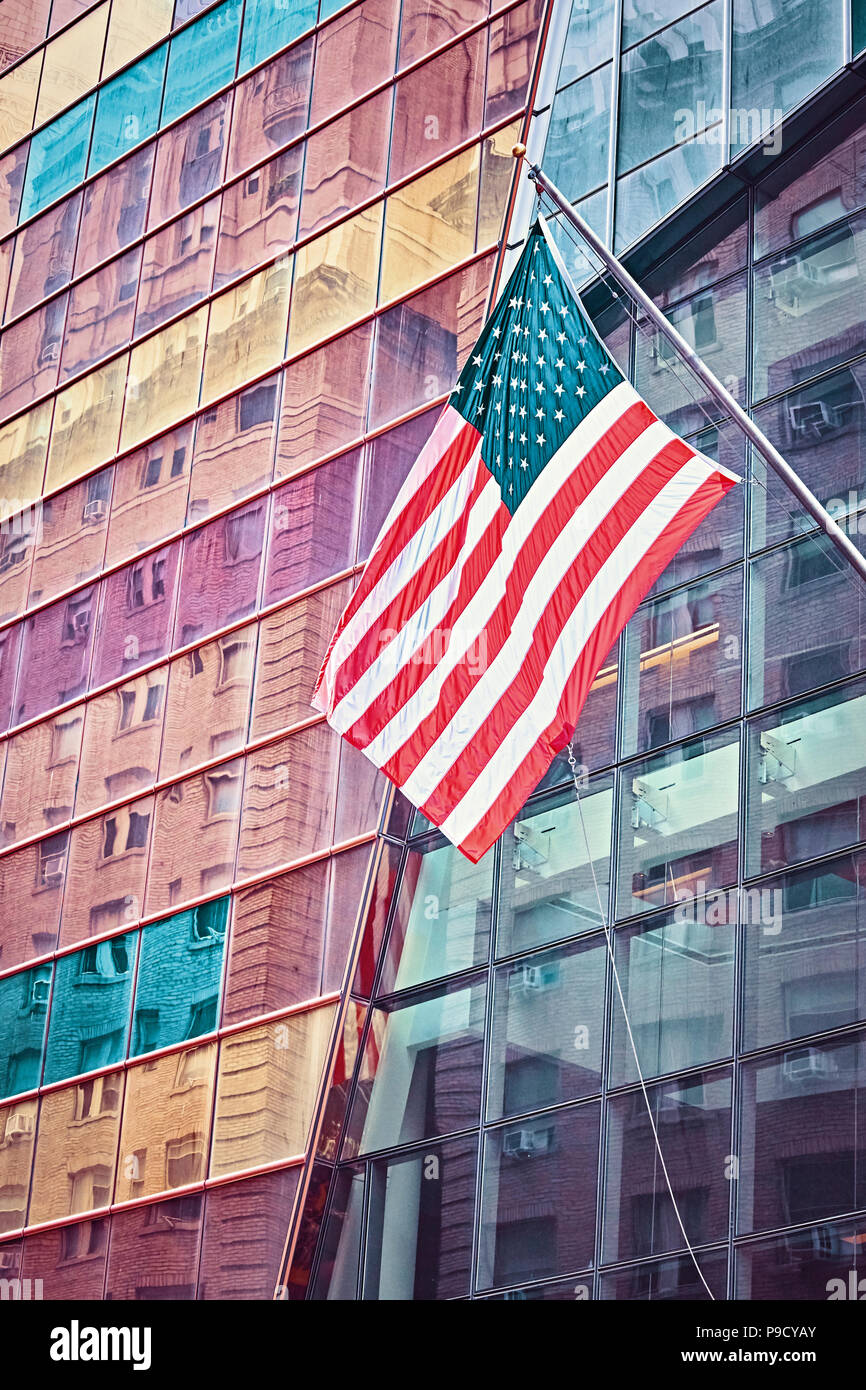 Farbe getonte Bild von einer amerikanischen Flagge vor einem modernen Gebäude, New York City, USA. Stockfoto