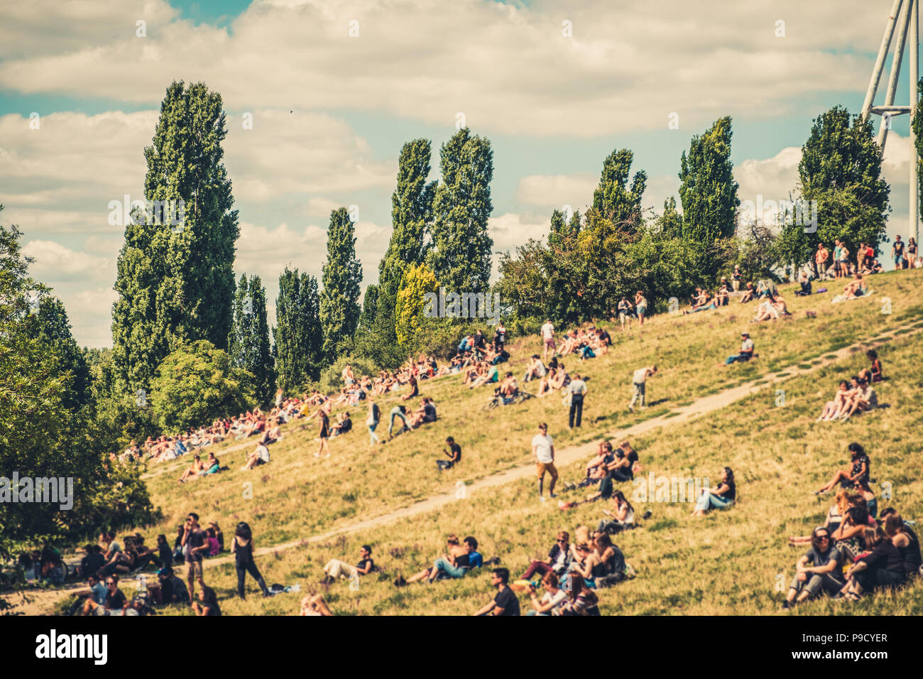 Berlin City Sommer Konzept - unscharfes Bild von Menschen in überfüllten Park (Mauerpark) an einem sonnigen Sommertag - Stockfoto