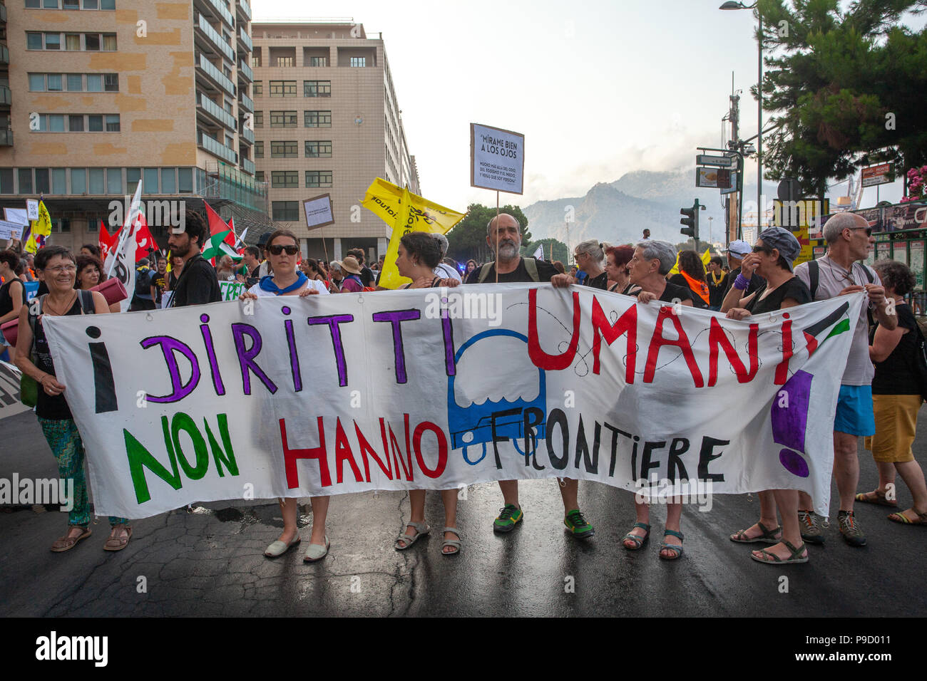 Palermo, Italien. 16. Juli 2018. Eine Demonstration von Carovana Abriendo Fronteras gegen die Einwanderungspolitik von UE. Credit: Antonio Melita/Pacific Press/Alamy leben Nachrichten Stockfoto