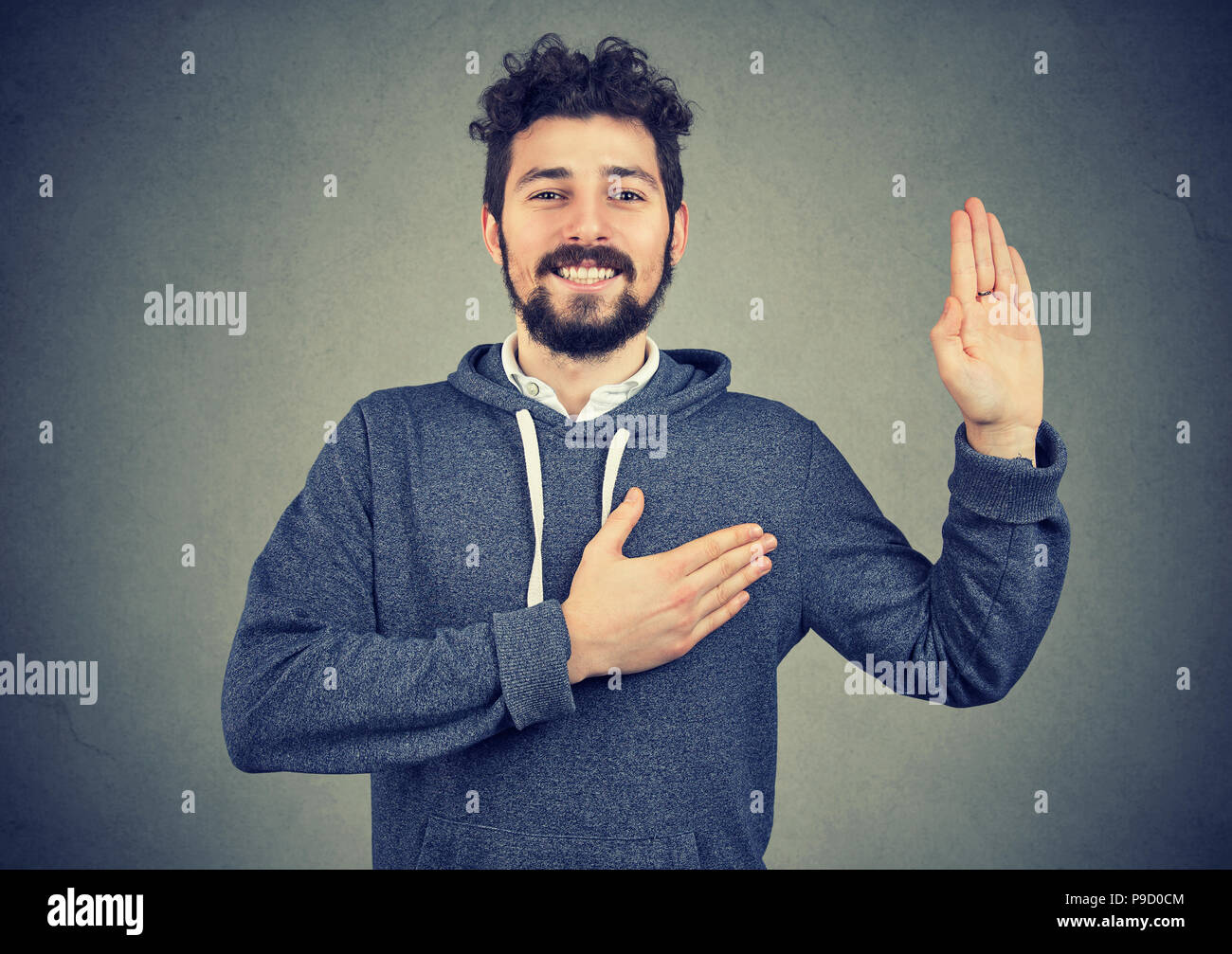 Jungen gutaussehenden Mann, der ein Versprechen Stockfoto