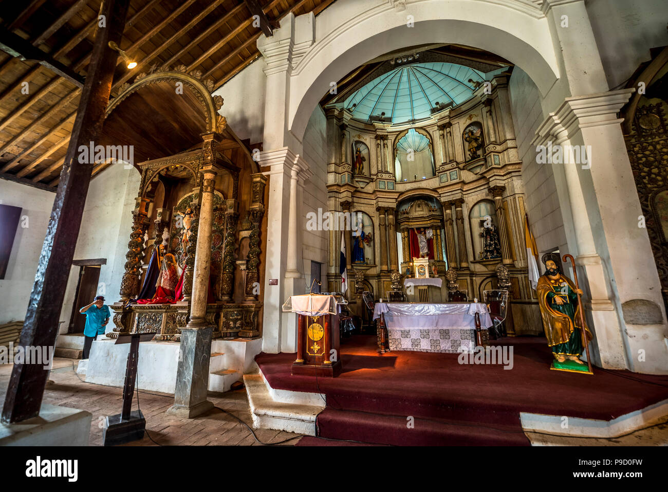 Blick auf den Innenbereich von der Basílica Menor de Santiago Apóstol Kirche de Natá in Panama Stockfoto