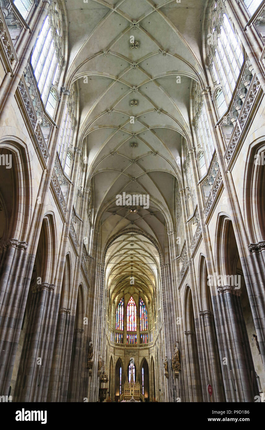 Innenraum der St. Vitus Kathedrale in Prag Stockfoto
