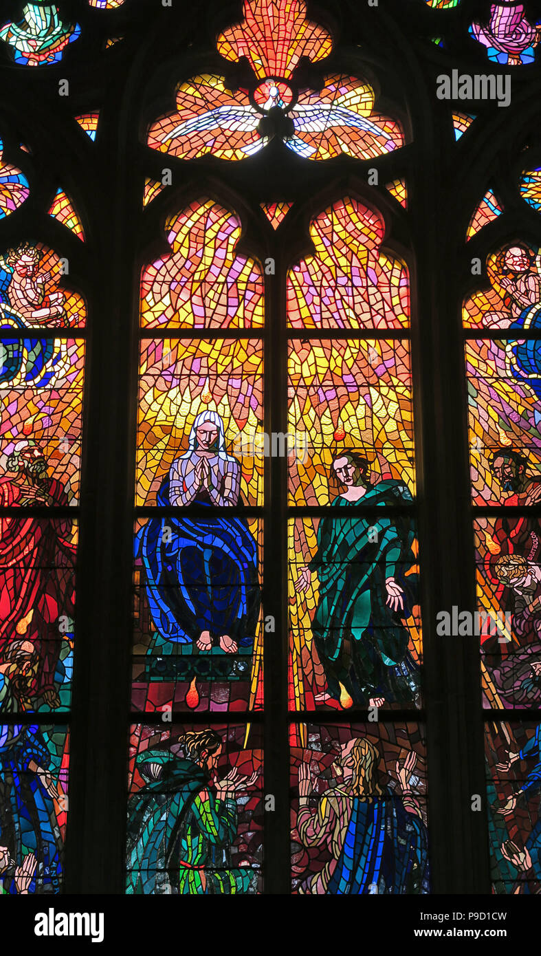 Glasfenster der St. Vitus Kathedrale in Prag Stockfoto