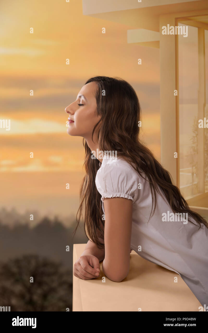 Porträt der glückliche Frau am offenen Fenster stehen Stockfoto