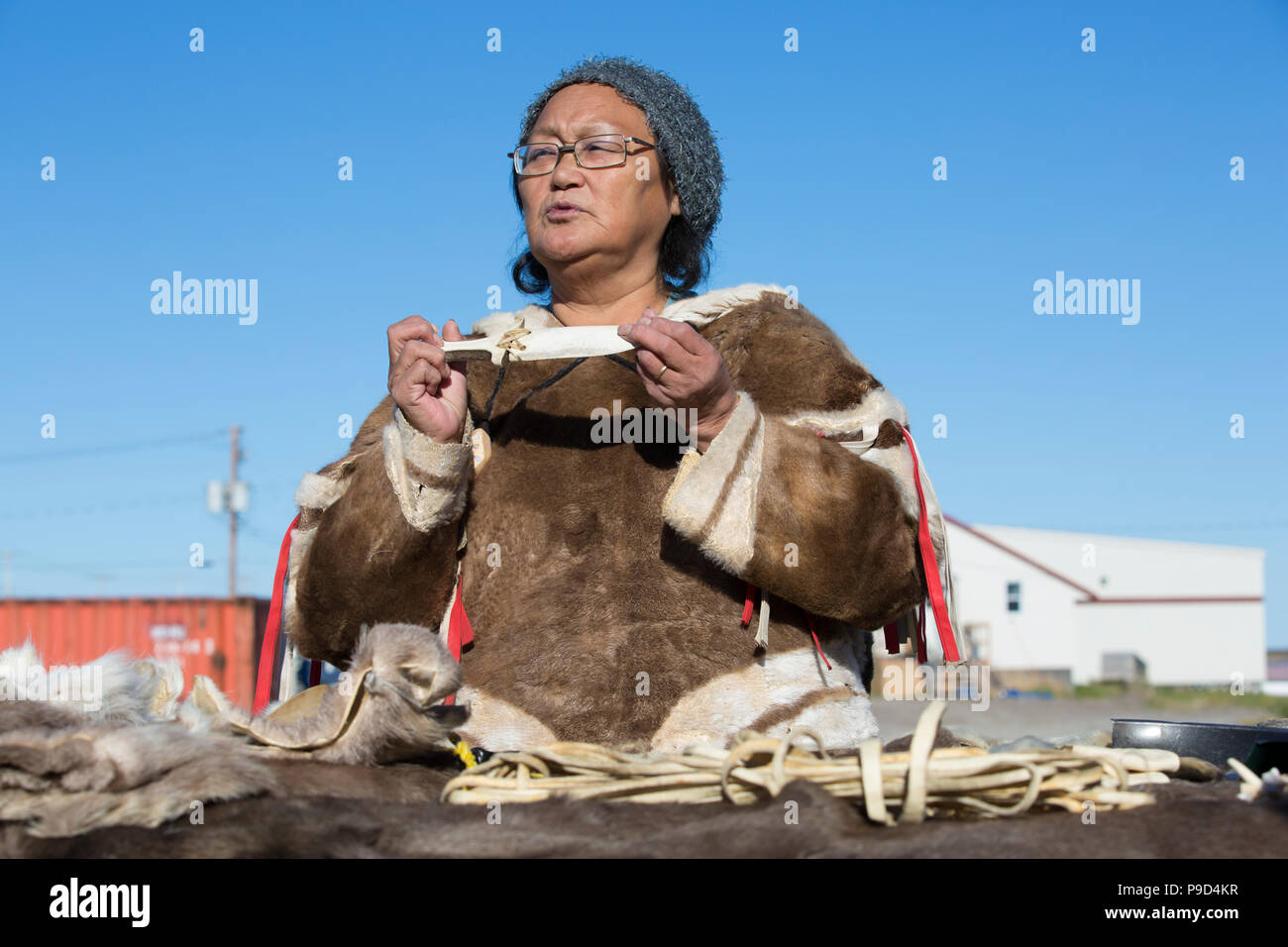 Kanada, Nunavut, der Hudson Bay, Kivalliq, Arviat, lokale Frau zeigt historische Werkzeuge, die von den Inuit verwendet. Stockfoto