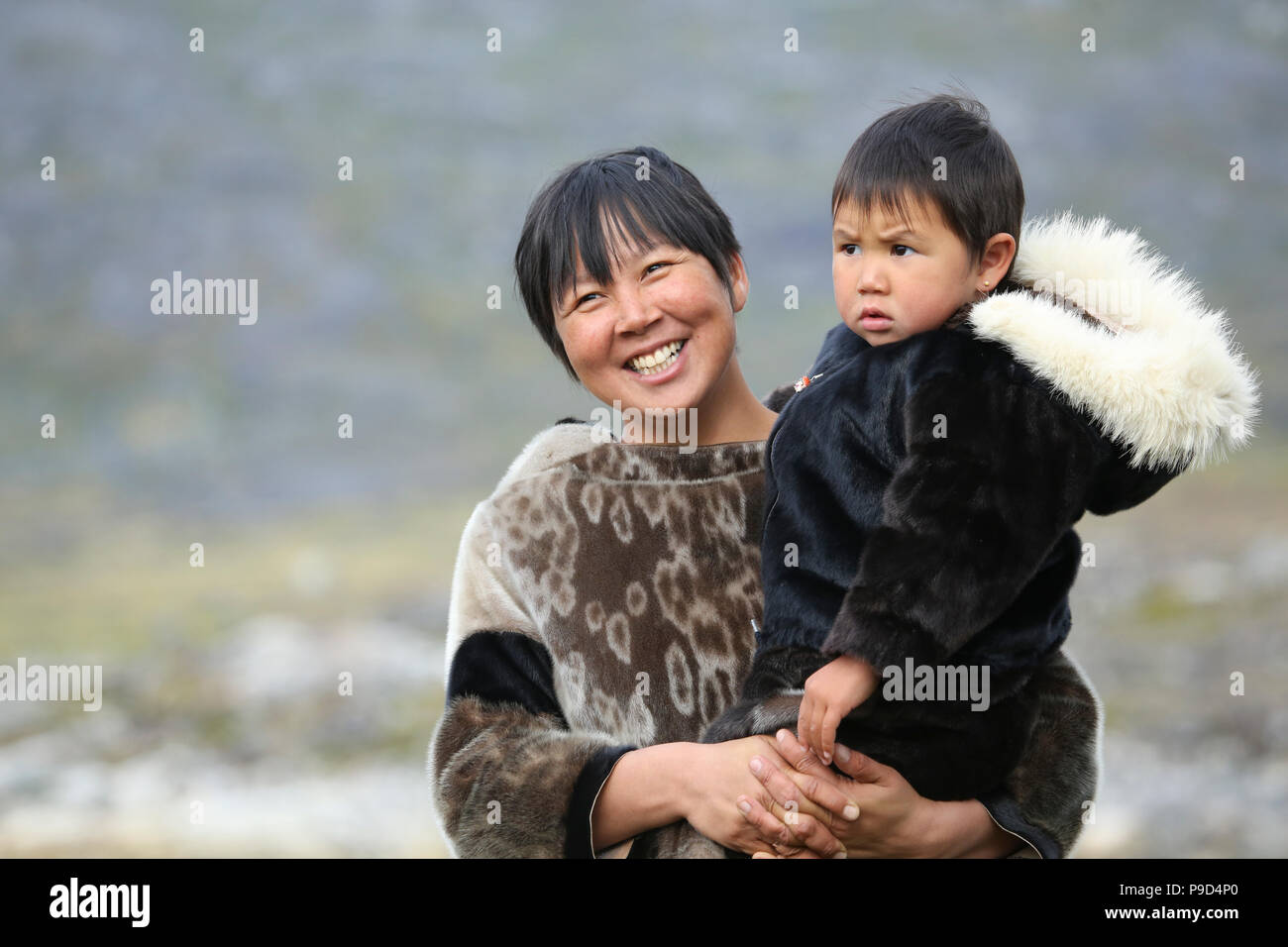 Grönland, Nanortalik, Mutter und Kind in traditioneller Kleidung. Stockfoto