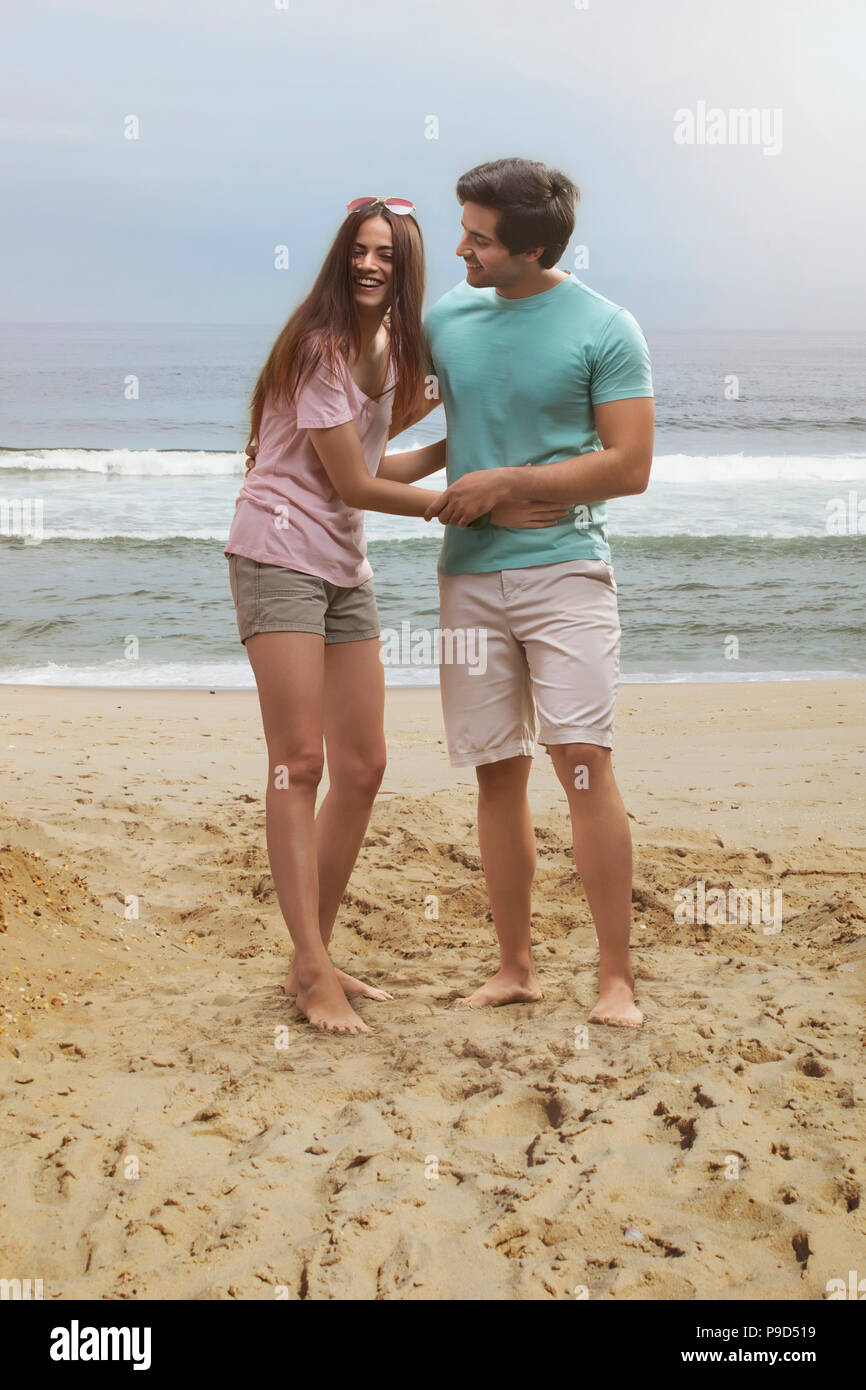 Junge Paare, die Spaß am Strand Stockfoto