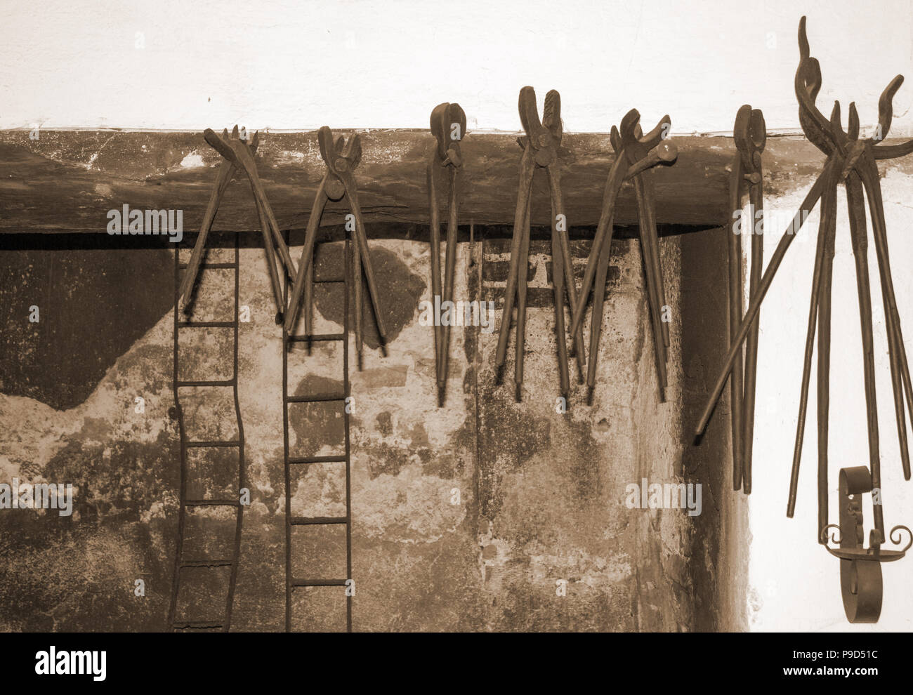 Die alten Werkzeuge in der Schmied in Sepia Farbe Stockfoto