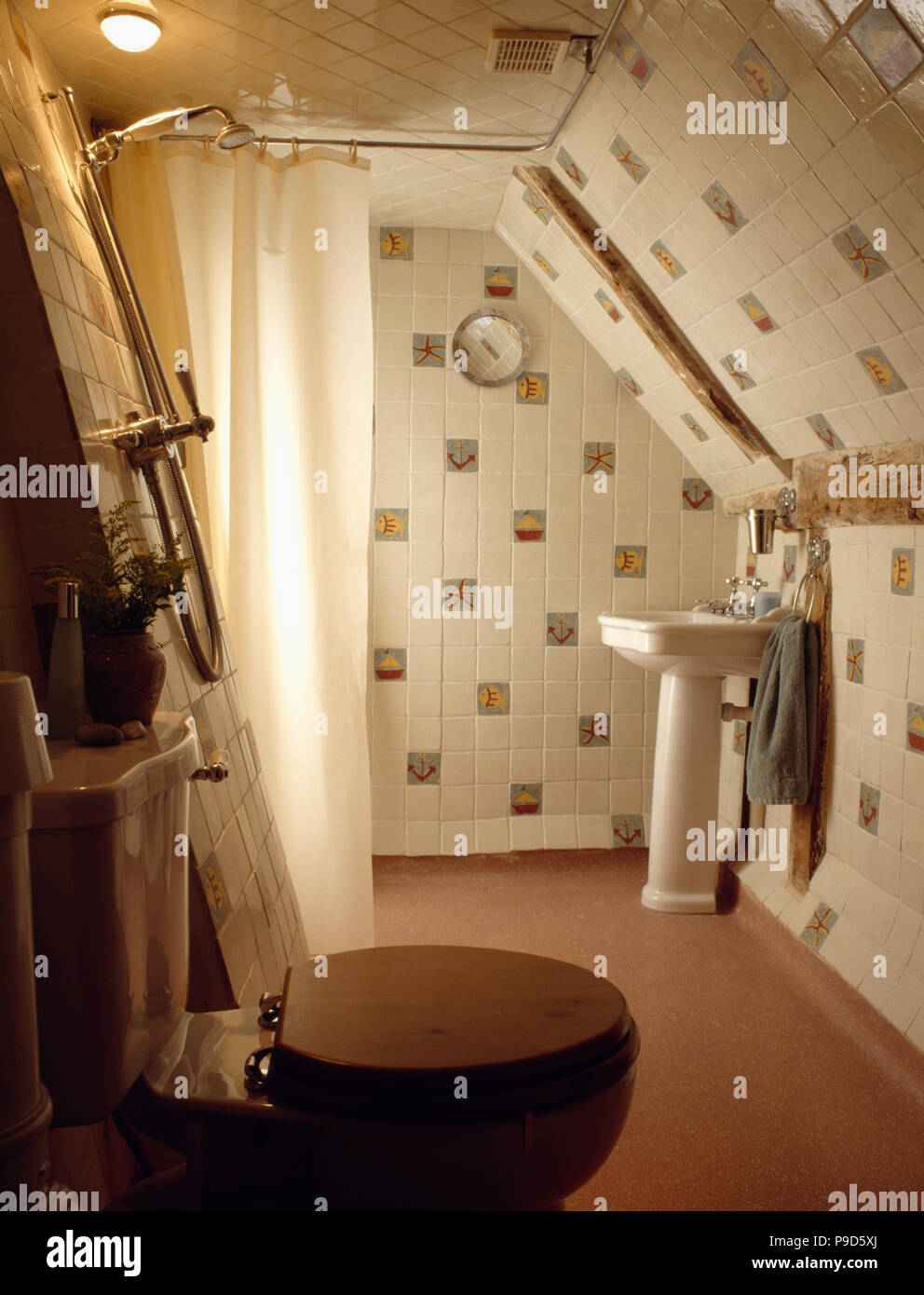Holz- Sitz auf der Toilette im gefliesten Zimmer im Dachgeschoss ... Holz- Sitz auf der Toilette im gefliesten Zimmer im Dachgeschoss ...