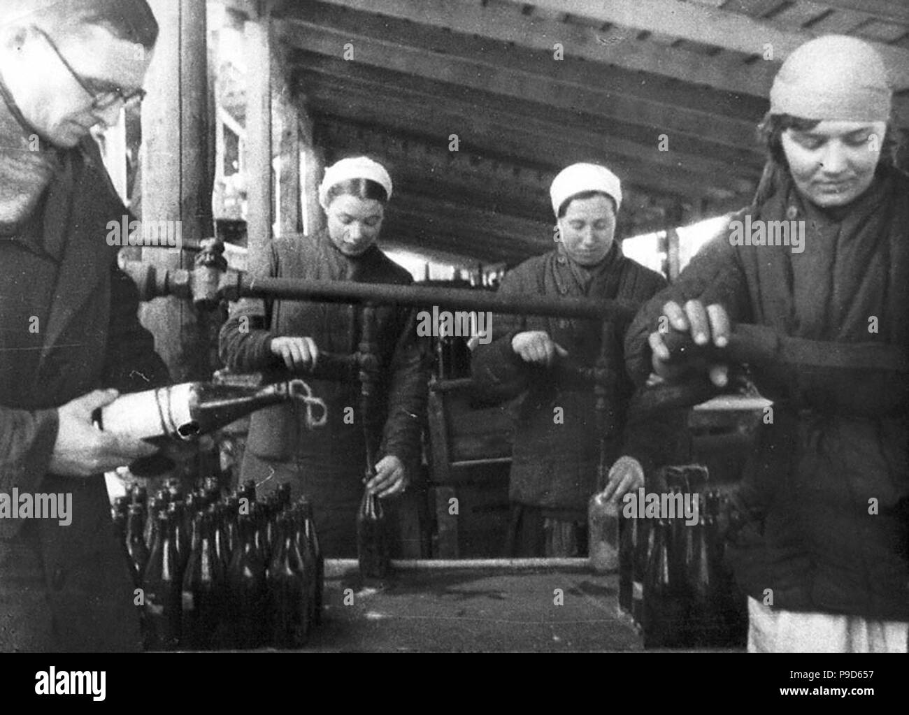 Die Produktion der Molotowcocktails in Moskau. Museum: Staatliche Russische Film und Foto Archiv, Krasnogorsk. Stockfoto