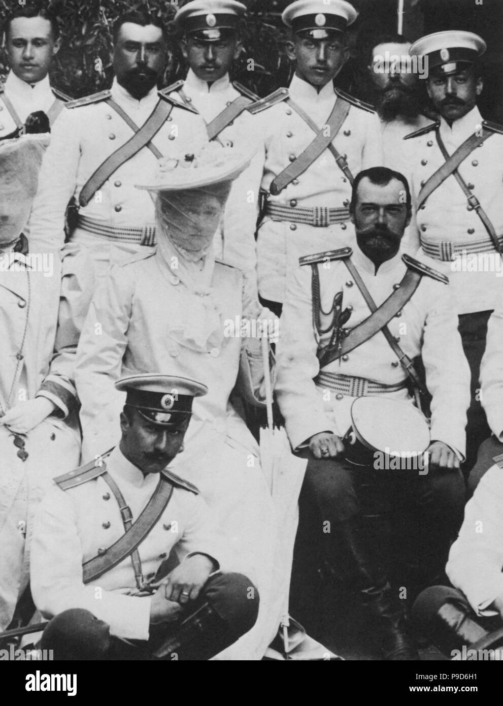 Zar Nikolaus II. und Zarin Alexandra Fyodorovna mit Offizieren der Horse Guards Regiment. Museum: private Sammlung. Stockfoto