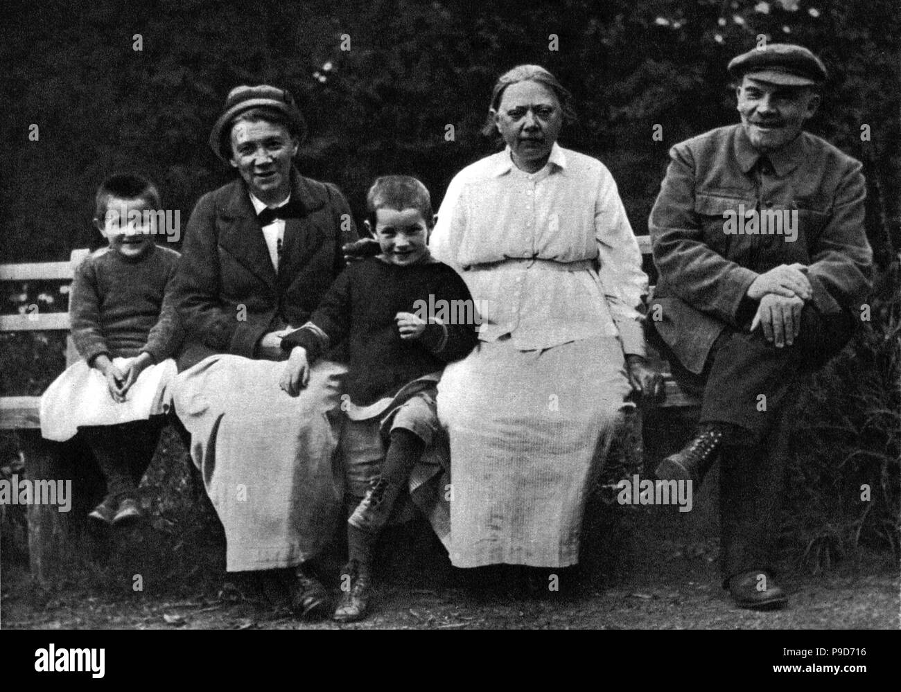 Wladimir Lenin, Nadeschda Krupskaja, Anna Yelizarova in Gorki. August - September 1922. Museum: Staatliches Historisches Museum, Moskau. Stockfoto